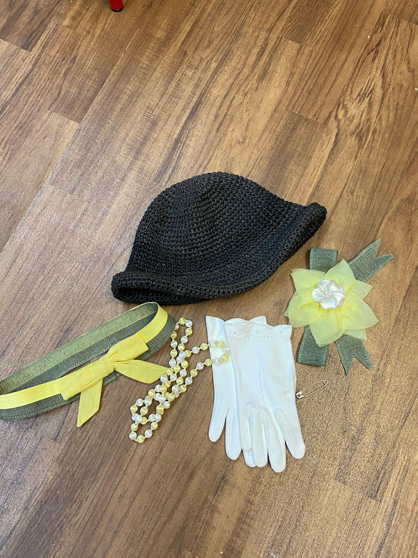 „Komplettes Damen-Outfit im Retro Gartenparty Stil mit gelbem Kleid, Hut, Handschuhen, Perlenkette und Blütengürtel“