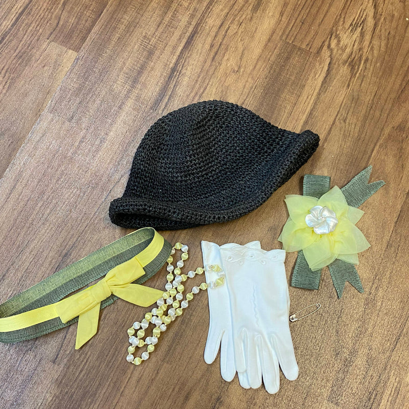 „Komplettes Damen-Outfit im Retro Gartenparty Stil mit gelbem Kleid, Hut, Handschuhen, Perlenkette und Blütengürtel“