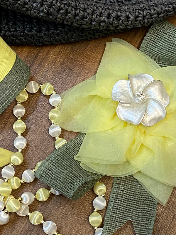„Komplettes Damen-Outfit im Retro Gartenparty Stil mit gelbem Kleid, Hut, Handschuhen, Perlenkette und Blütengürtel Ansicht 1“