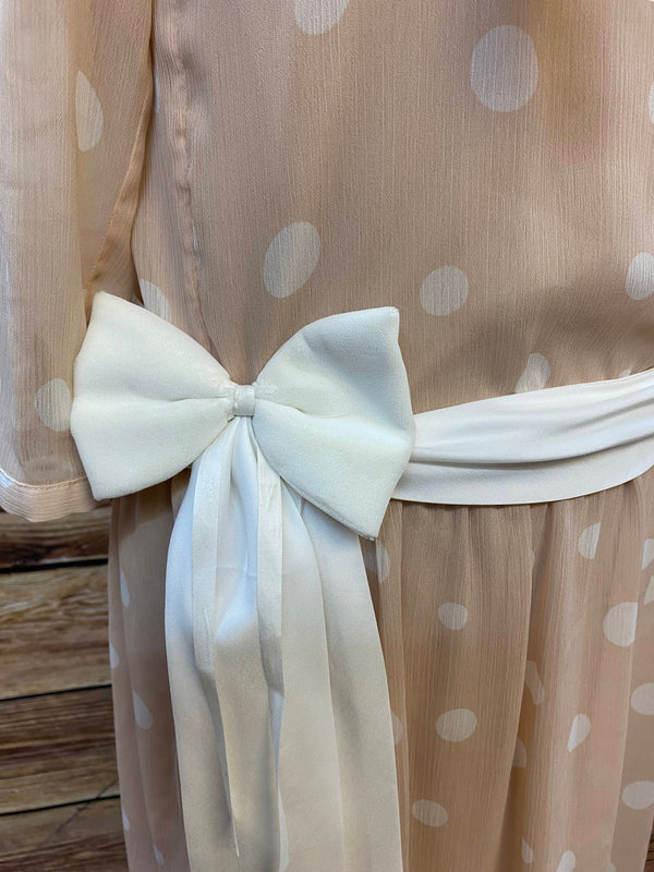 „Weiße Schleife am Taillenband als elegantes Detail zum roséfarbenen Retro Tageskleid“