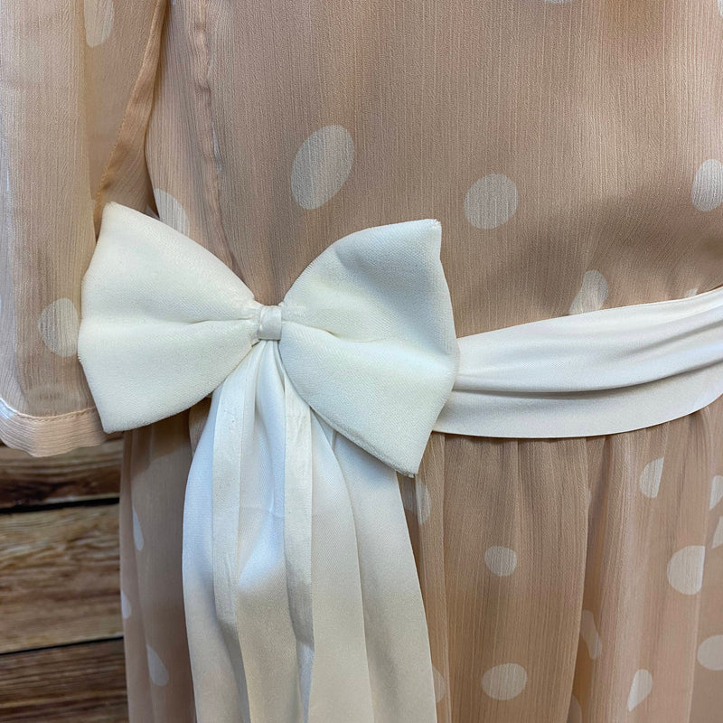 „Weiße Schleife am Taillenband als elegantes Detail zum roséfarbenen Retro Tageskleid“