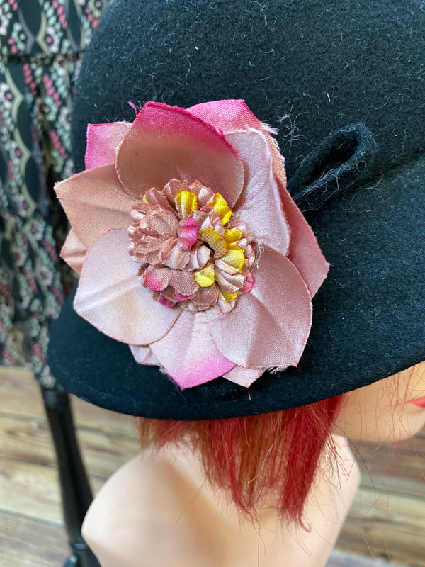 „Schwarzer Vintage-Hut Größe 56 mit rosa Blüte passend zum 1920er Jahre Tageskleid“