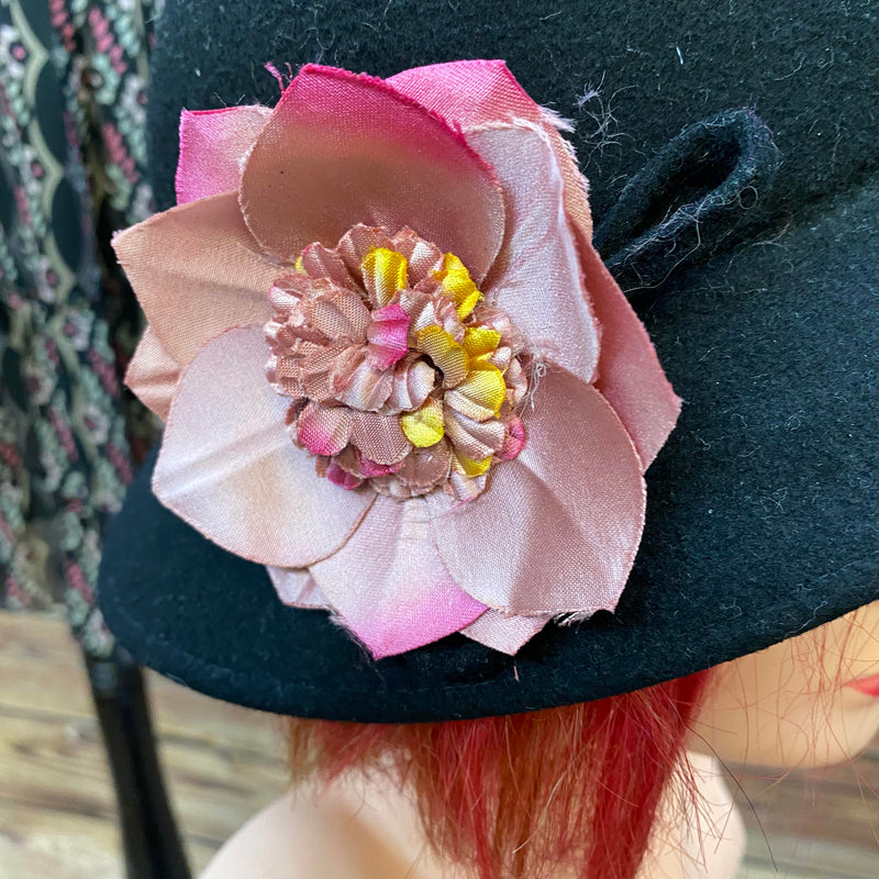 „Schwarzer Vintage-Hut Größe 56 mit rosa Blüte passend zum 1920er Jahre Tageskleid“