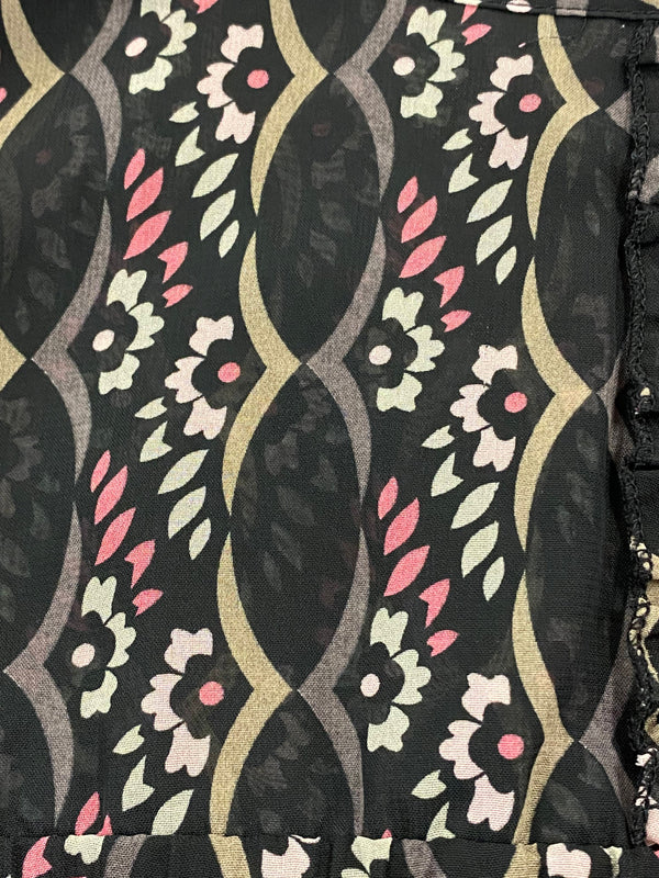 „Stoffdetail vom schwarzen Vintage Tageskleid mit rosa, cremefarbenem und grauem Muster“