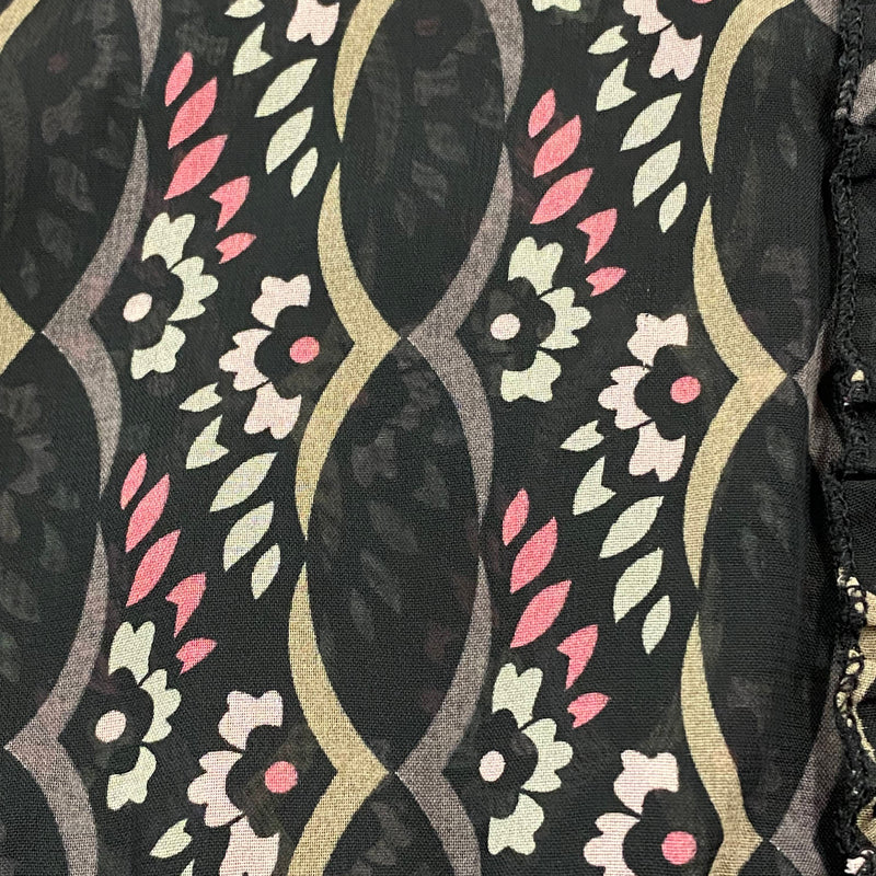„Stoffdetail vom schwarzen Vintage Tageskleid mit rosa, cremefarbenem und grauem Muster“