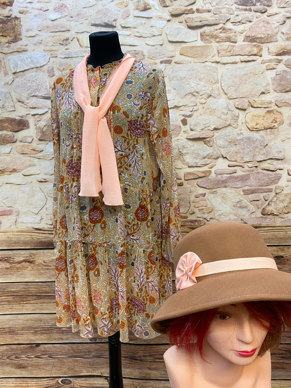 „Floral gemustertes 20er Jahre Kleid für High Tea in Beige, Rosé und Apricot mit passendem Schal“