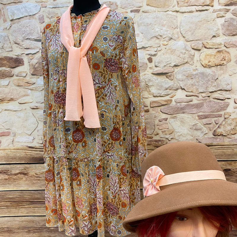 „Floral gemustertes 20er Jahre Kleid für High Tea in Beige, Rosé und Apricot mit passendem Schal“