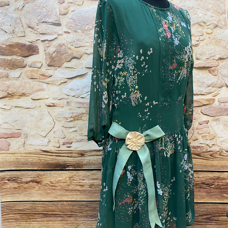 „Grünes florales Tageskleid im 1920er Jahre Stil mit tiefer Taille und passendem Vintage-Hut“