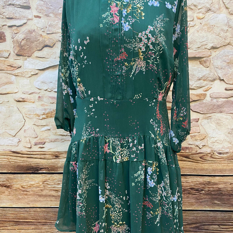 „Damen-Outfit im Retro Gartenparty Stil mit Kleid“