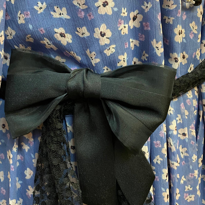 „Schwarzer Gürtel mit großer Schleife und Spitzenband als Accessoire zum blauen Retro Gartenparty Kleid“