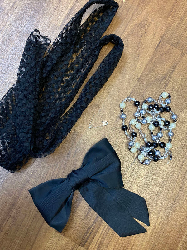 „Komplettes Damen-Outfit im Retro Gartenparty Stil mit blauem Kleid, schwarzem Hut, Schleifengürtel und Perlenkette Ansicht 2“
