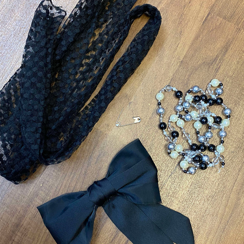 „Komplettes Damen-Outfit im Retro Gartenparty Stil mit blauem Kleid, schwarzem Hut, Schleifengürtel und Perlenkette Ansicht 2“