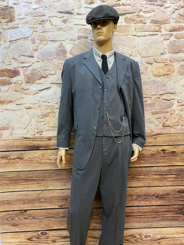 „1920er Peaky-Blinders Outfit in Grau mit Anzug, Weste, Hemd, Krawatte und Schiebermütze – Herren Gr. 56/58“
