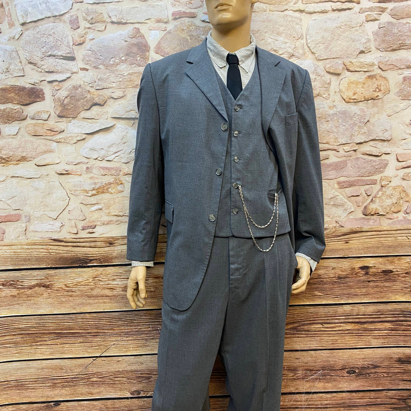 „1920er Peaky-Blinders Outfit in Grau mit Anzug, Weste, Hemd, Krawatte und Schiebermütze – Herren Gr. 56/58“
