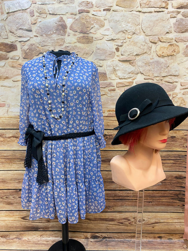 „1920er Jahre Tageskleid Größe 50 in Blau mit floralem Muster, schwarzem Hut, Gürtel und Perlenkette als Retro Gartenparty Outfit“