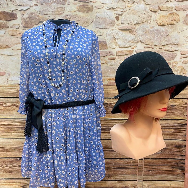 „1920er Jahre Tageskleid Größe 50 in Blau mit floralem Muster, schwarzem Hut, Gürtel und Perlenkette als Retro Gartenparty Outfit“