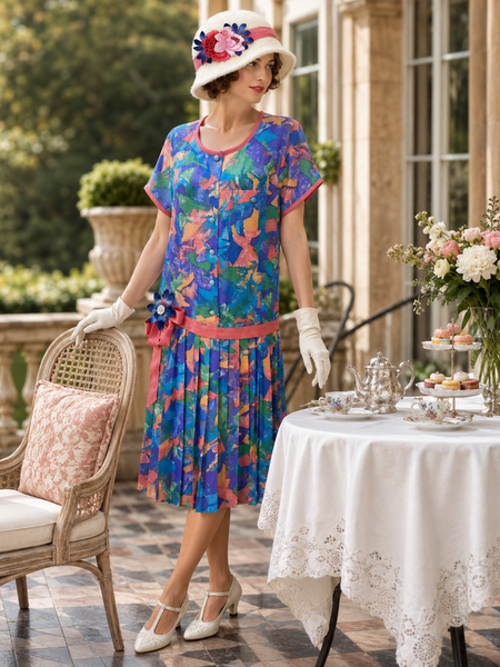 „1920er Tageskleid im Drop-Waist-Stil mit weißem Cloche Hut, Handschuhen und High-Tea-Szene im Downton Abbey Stil“