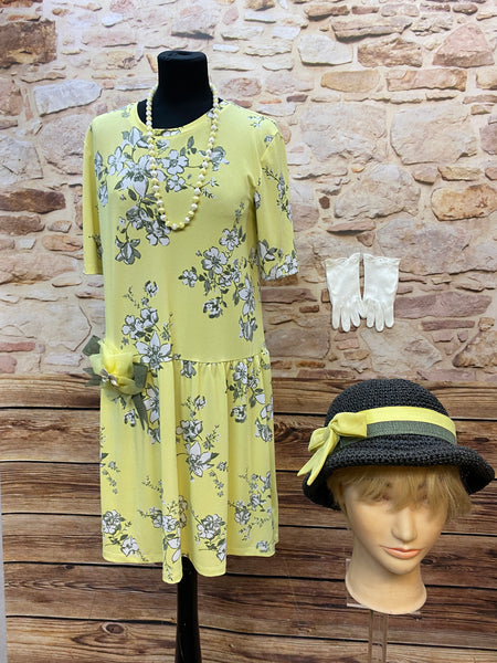 „Gelbes 1920er Jahre Tageskleid Größe 38 mit floralem Muster, schwarzem Hut, Handschuhen und Perlenkette als Retro Gartenparty Outfit“