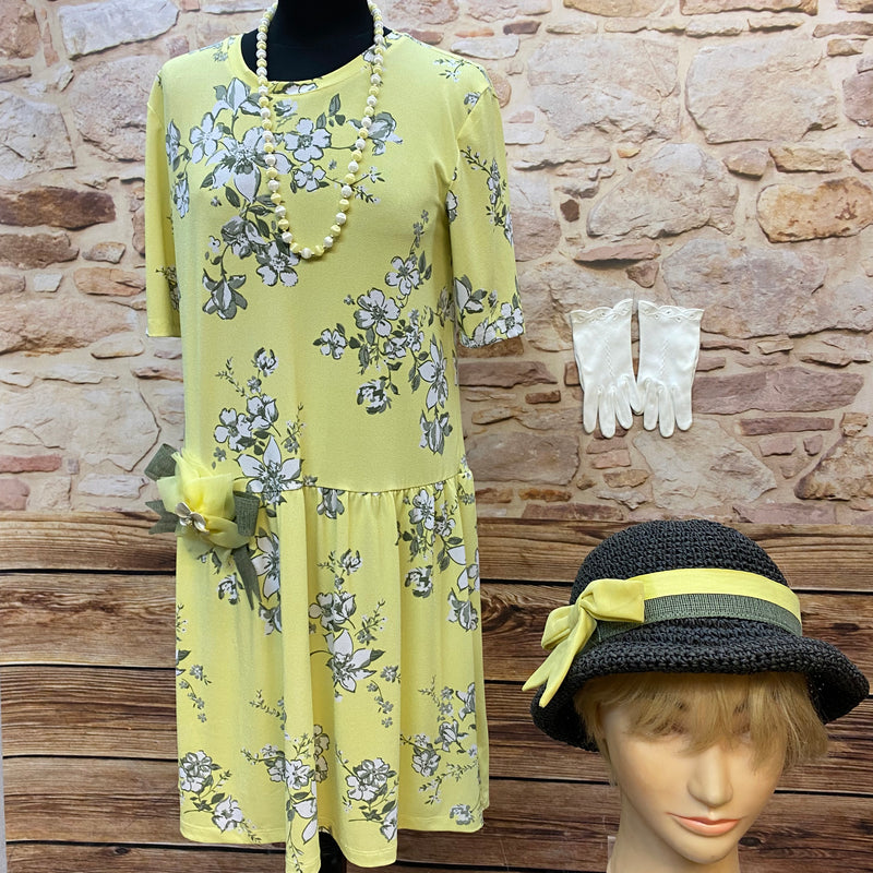 „Gelbes 1920er Jahre Tageskleid Größe 38 mit floralem Muster, schwarzem Hut, Handschuhen und Perlenkette als Retro Gartenparty Outfit“