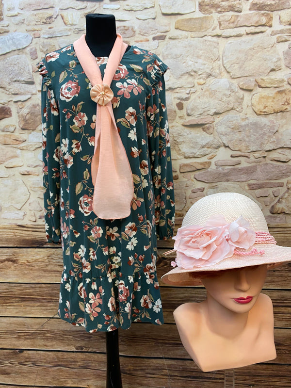 „1920er Jahre Tageskleid in Petrolgrün mit floralem Muster, rosa Schal und hellem Vintage-Hut als komplettes Damen-Outfit“