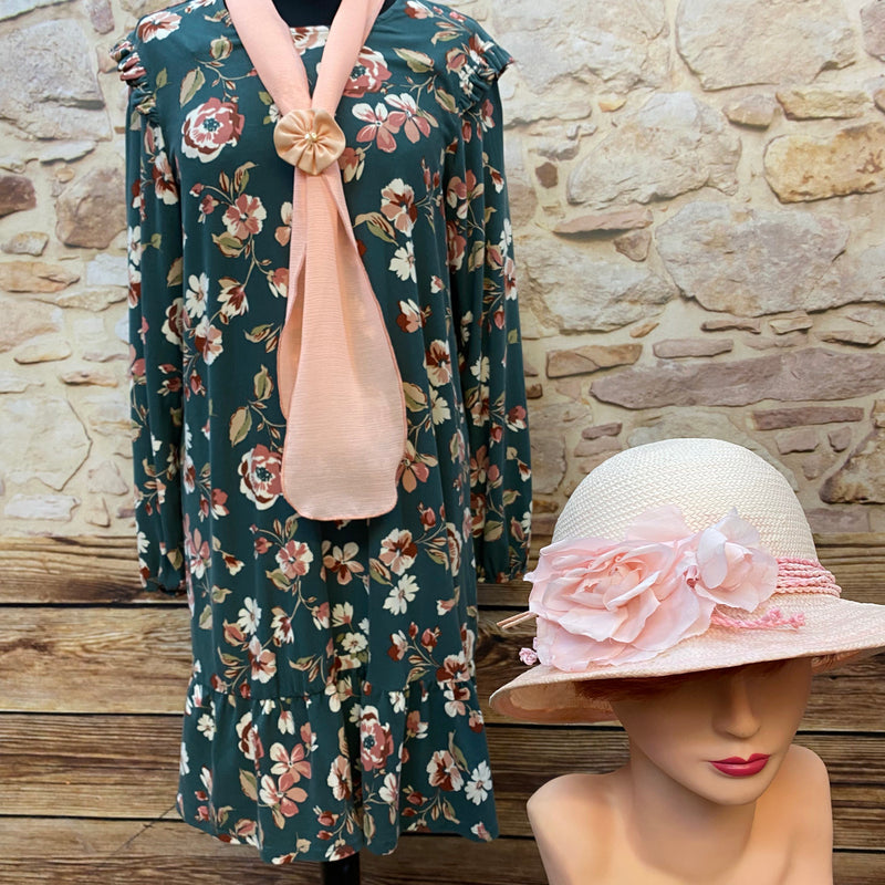 „1920er Jahre Tageskleid in Petrolgrün mit floralem Muster, rosa Schal und hellem Vintage-Hut als komplettes Damen-Outfit“