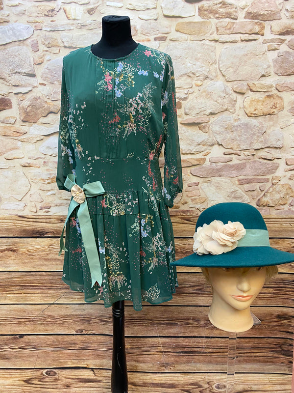„1920er Jahre Tageskleid Größe 38 in Grün mit floralem Muster, türkisgrünem Hut und Schleifenband als Retro Gartenparty Outfit“