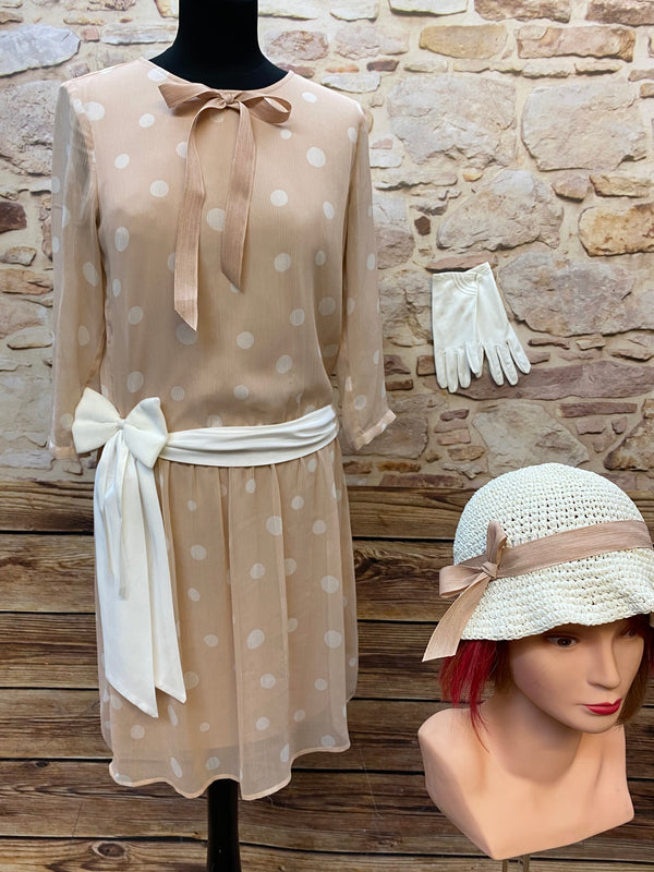 „1920er Jahre Tageskleid Größe 40 in Beige Rosé mit weißen Punkten, Hut und Handschuhen als Oldtimer-Fahrt Outfit“