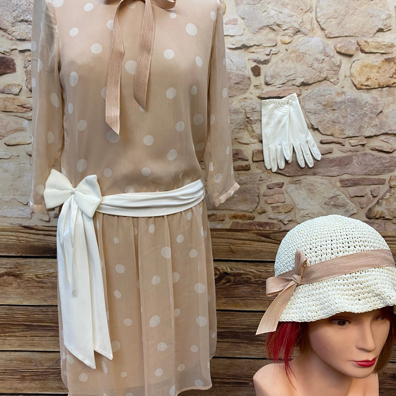 „1920er Jahre Tageskleid Größe 40 in Beige Rosé mit weißen Punkten, Hut und Handschuhen als Oldtimer-Fahrt Outfit“