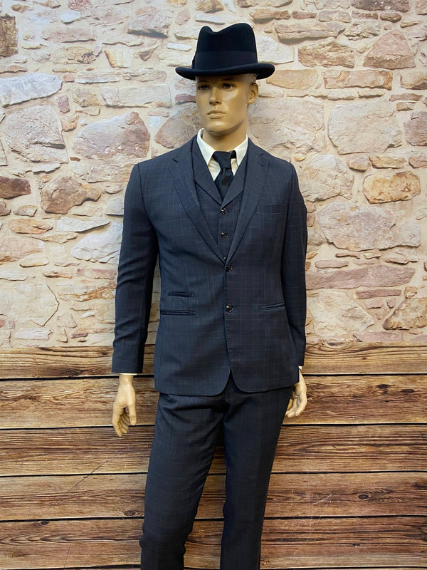 „20er-Jahre Herren-Komplettoutfit mit dunkelgrauem Wollanzug, Hut, Krawatte und Taschenuhr an Schaufensterpuppe“