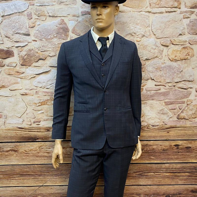 „20er-Jahre Herren-Komplettoutfit mit dunkelgrauem Wollanzug, Hut, Krawatte und Taschenuhr an Schaufensterpuppe“