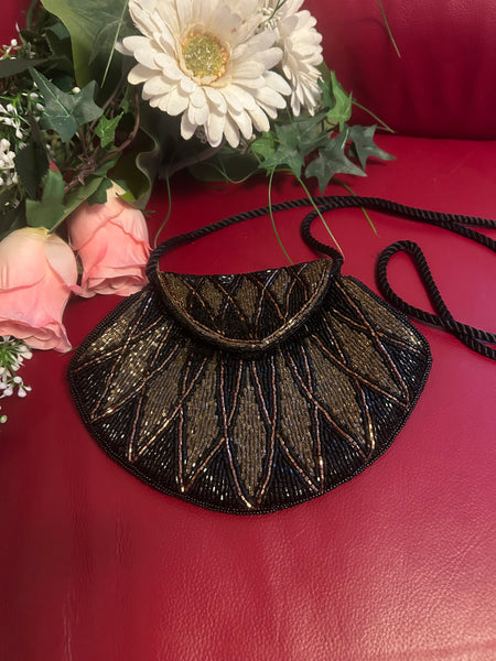 „Vintage-Abendtasche mit Glasperlenstickerei in Schwarz und Bronze“
