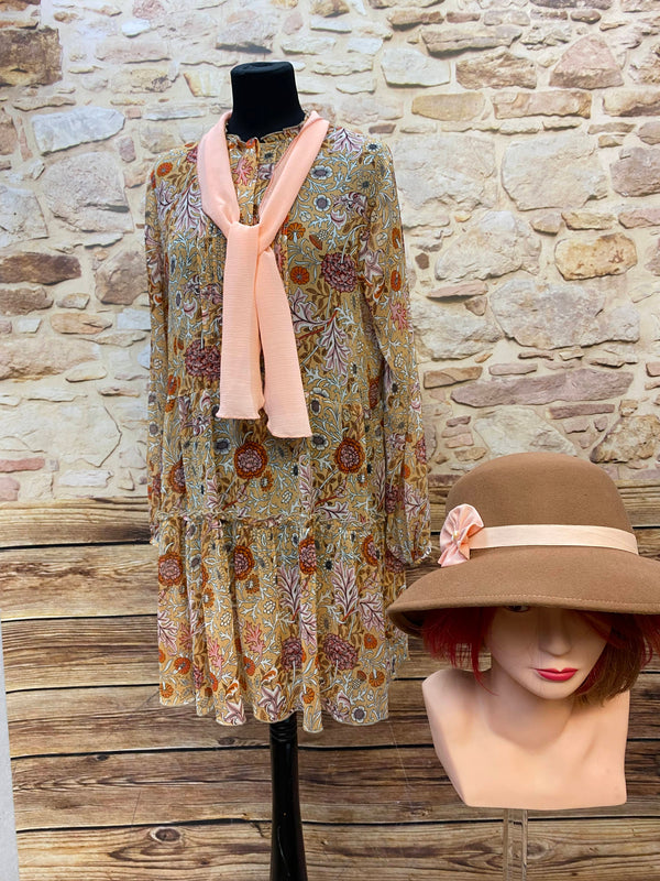 „20er Jahre High Tea Outfit Damen in Größe 44 mit floralem Kleid, Schal und Hut in Beige und Rosé“