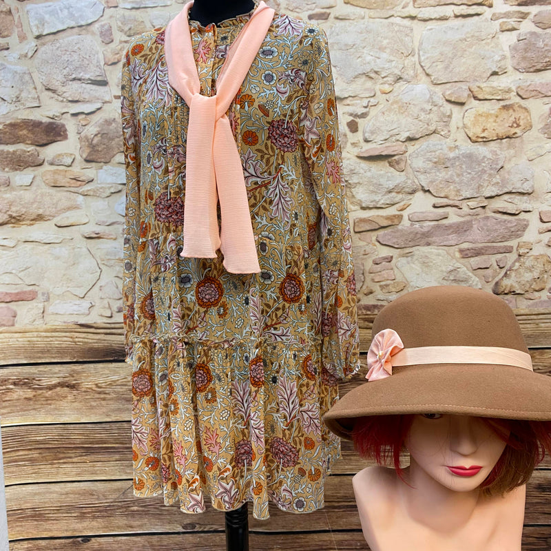 „20er Jahre High Tea Outfit Damen in Größe 44 mit floralem Kleid, Schal und Hut in Beige und Rosé“