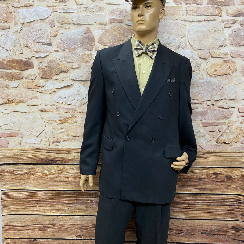 „Frontansicht des 6-teiligen 20er-Jahre Anzug-Sets am Mannequin mit Schiebermütze und Fliege.