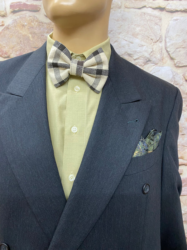 „Nahaufnahme von Revers, Hemd, Handmade-Fliege und Vintage-Einstecktuch des zweireihigen Schurwoll-Sakkos