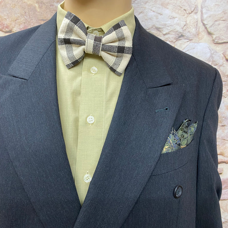 „Nahaufnahme von Revers, Hemd, Handmade-Fliege und Vintage-Einstecktuch des zweireihigen Schurwoll-Sakkos