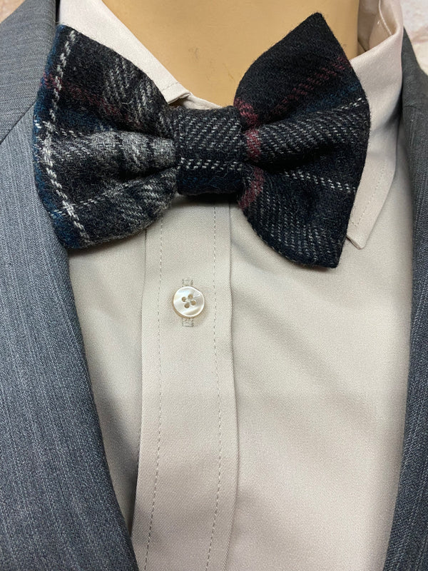 Detailaufnahme Handmade-Fliege auf hellen Hemd – 1920er Stil.