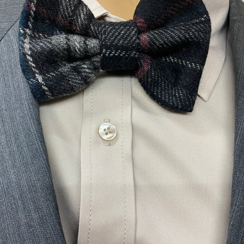 Detailaufnahme Handmade-Fliege auf hellen Hemd – 1920er Stil.