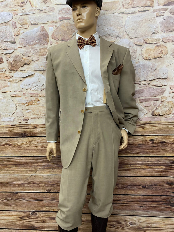 „20er Jahre Anzug Kostüm mit Knickerbocker, Sakko, Hemd, Fliege, Hosenträger, Kniestrümpfe, Schiebermütze und Einstecktuch, Gr.29 in beige