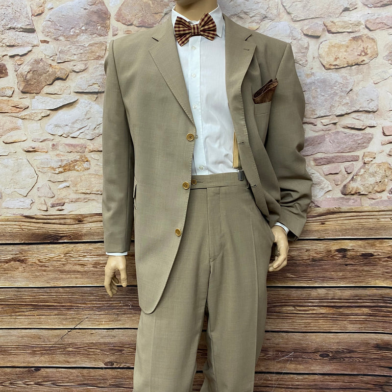 „20er Jahre Anzug Kostüm mit Knickerbocker, Sakko, Hemd, Fliege, Hosenträger, Kniestrümpfe, Schiebermütze und Einstecktuch, Gr.29 in beige