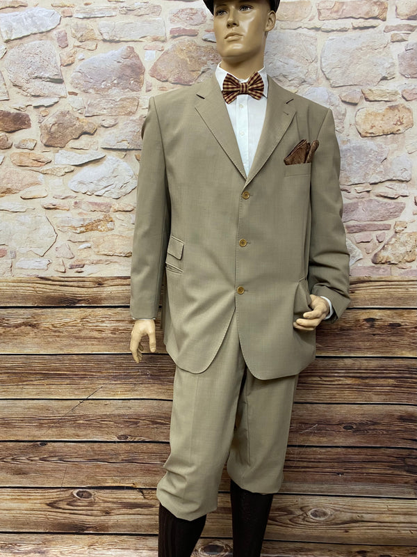 „20er Jahre Anzug in Beige, 8-teilig: Sakko, Knickerbocker, Hemd, Fliege und Schiebermütze – Gesamtansicht vorn“