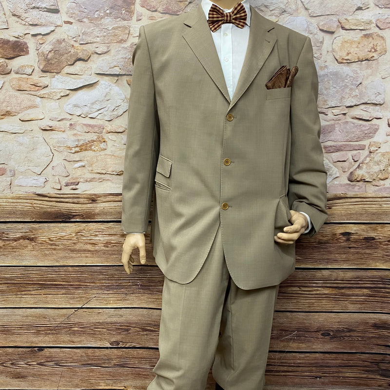 „20er Jahre Anzug in Beige, 8-teilig: Sakko, Knickerbocker, Hemd, Fliege und Schiebermütze – Gesamtansicht vorn“