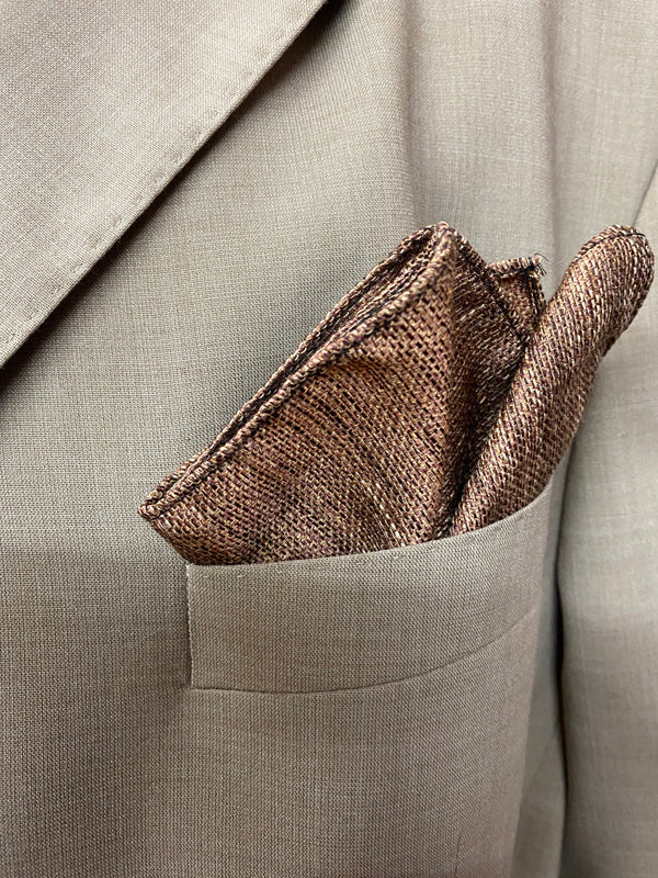 „Detail: braunes Einstecktuch im Revers des beigen Sakkos – Vintage 20er Jahre“