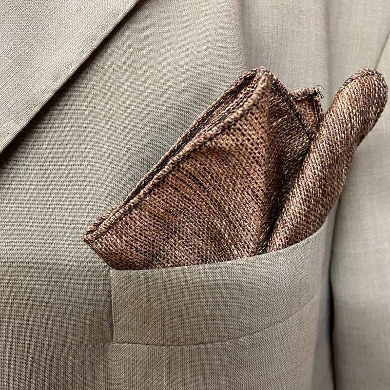 „Detail: braunes Einstecktuch im Revers des beigen Sakkos – Vintage 20er Jahre“