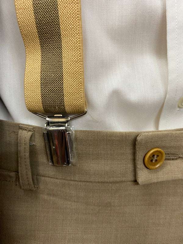 „Detail: beige-braune Hosenträger an der Hose – authentischer 20er-Jahre Look“