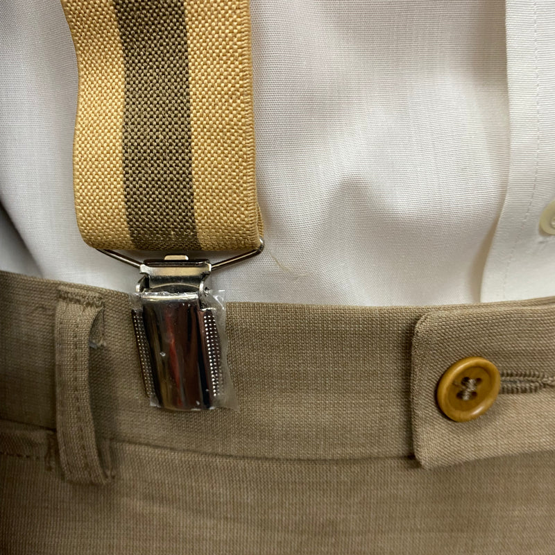 „Detail: beige-braune Hosenträger an der Hose – authentischer 20er-Jahre Look“