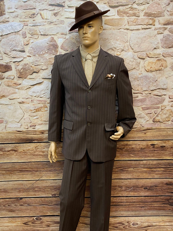 „Herren Outfit im 20er-Jahre Stil in Braun, komplett mit Hut, Sakko und Hose“