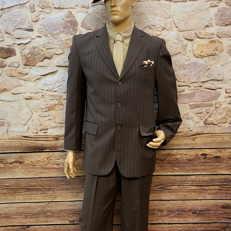 „Herren Outfit im 20er-Jahre Stil in Braun, komplett mit Hut, Sakko und Hose“
