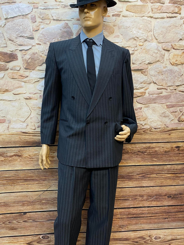 „Vintage Nadelstreifenanzug im Stil von 20er Jahre Berlin Gr. 50/52 mit Hut, Krawatte und Hosenträgern – 20er Jahre Herrenoutfit im Gangster-Stil“