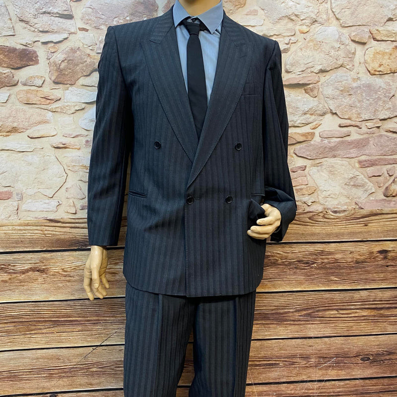 „Vintage Nadelstreifenanzug im Stil von 20er Jahre Berlin Gr. 50/52 mit Hut, Krawatte und Hosenträgern – 20er Jahre Herrenoutfit im Gangster-Stil“